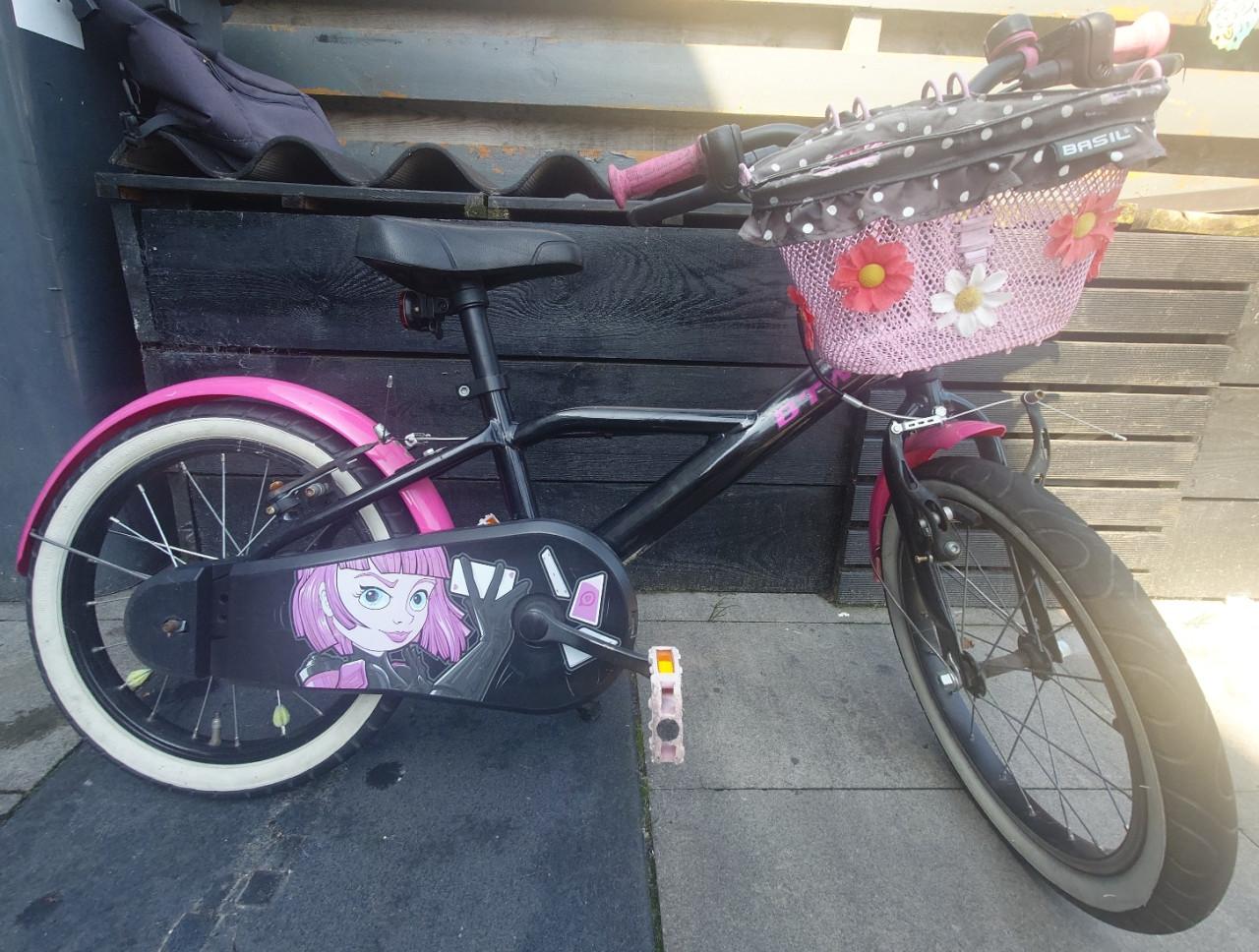 Meisjesfiets B'Twin Spy Hero roze zwart 16 inch met mandje
