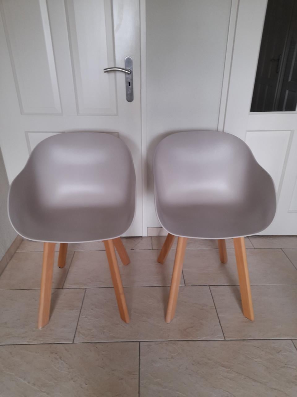 2 Leuke stoelen (in goede nette staat )  Kleur; grijs/beige
