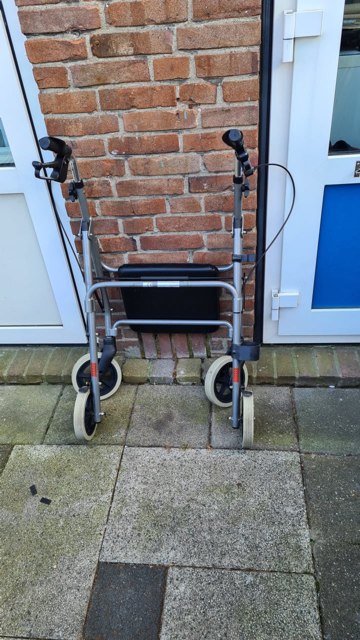 In goed staat Rollator met goed hand remmen