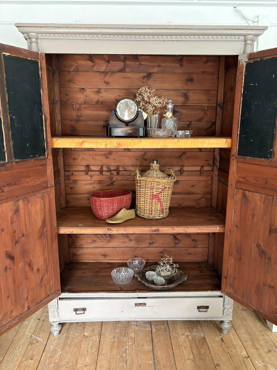 Grote brocante kast