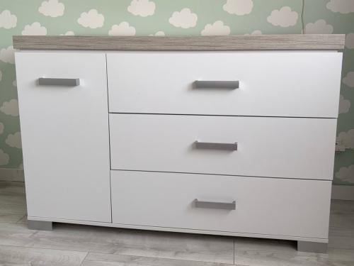 Commode + kledingkast voor babykamer
