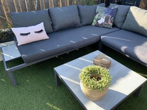 Alminium loungset met kussen en tafel.