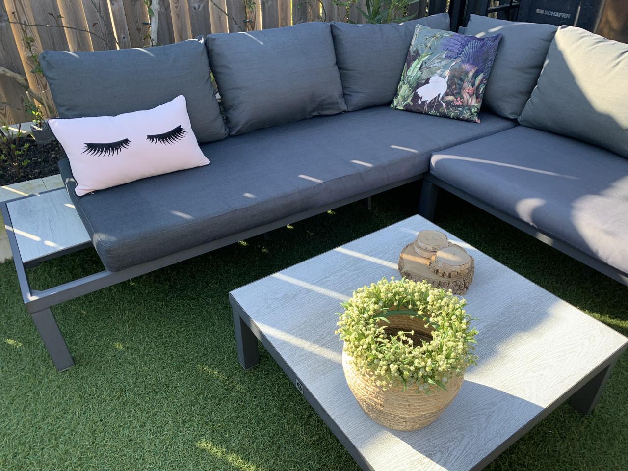 Alminium loungset met kussen en tafel.