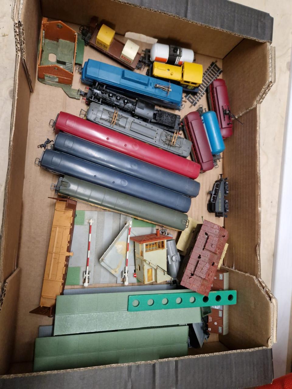 Partij modeltreinen en materiaal, diverse merken en types