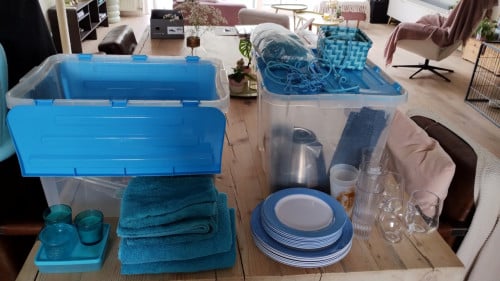 Kampeer accessoires. Borden, waterkoker, glazen, etc (studentenkamer),