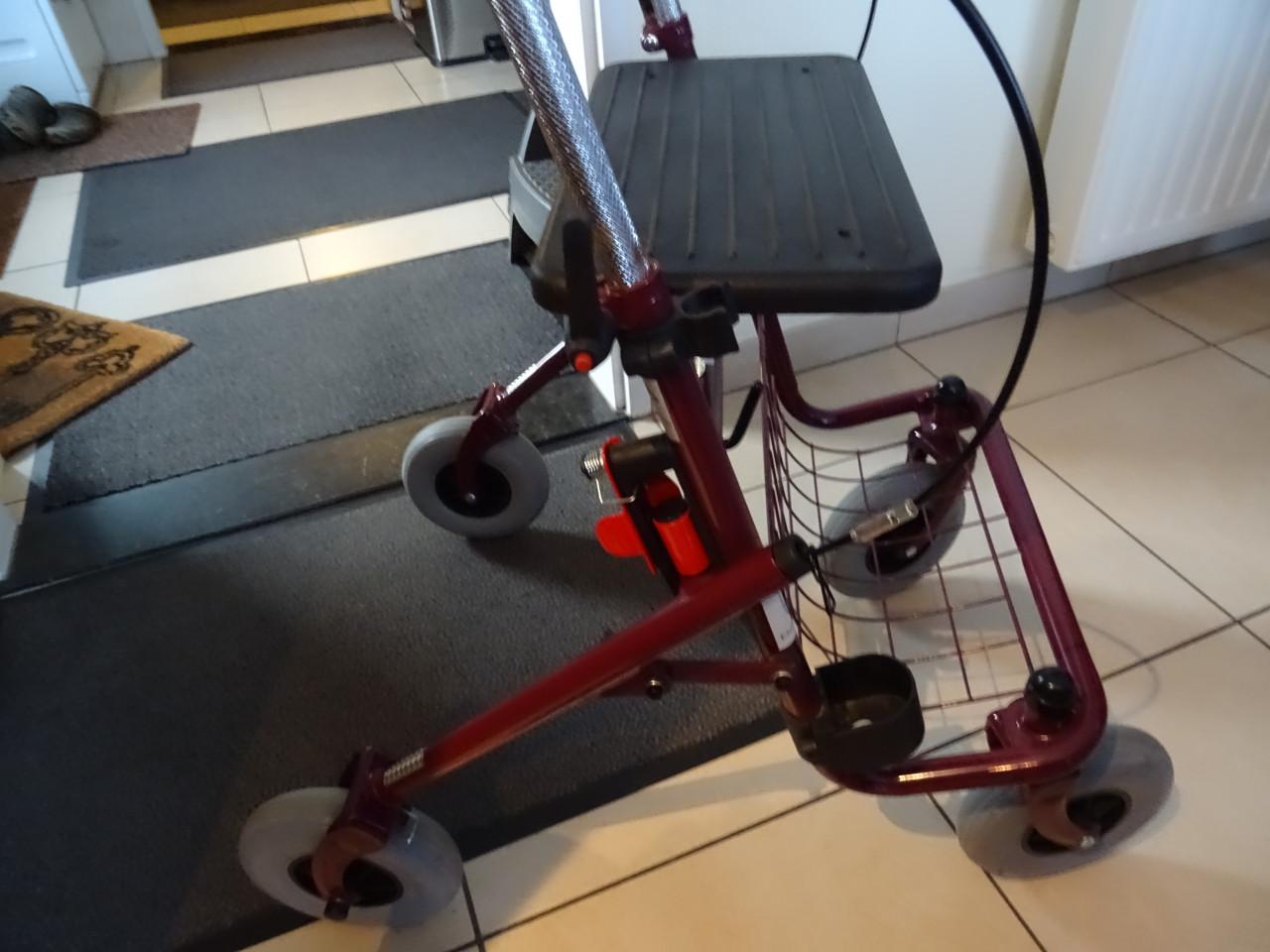 Te koop nog nieuwe opvouwbare rollator een paar keer gebruikt rubber banden