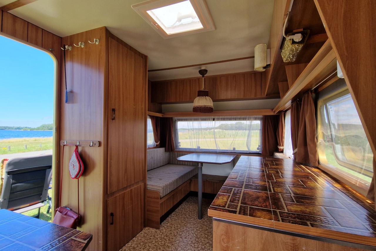Caravan (met voortent en 2 luifels)