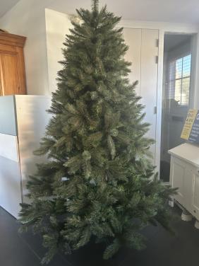 Kerstboom 2.00 hoog , afkomstig vd Intratuin Zeer mooi!