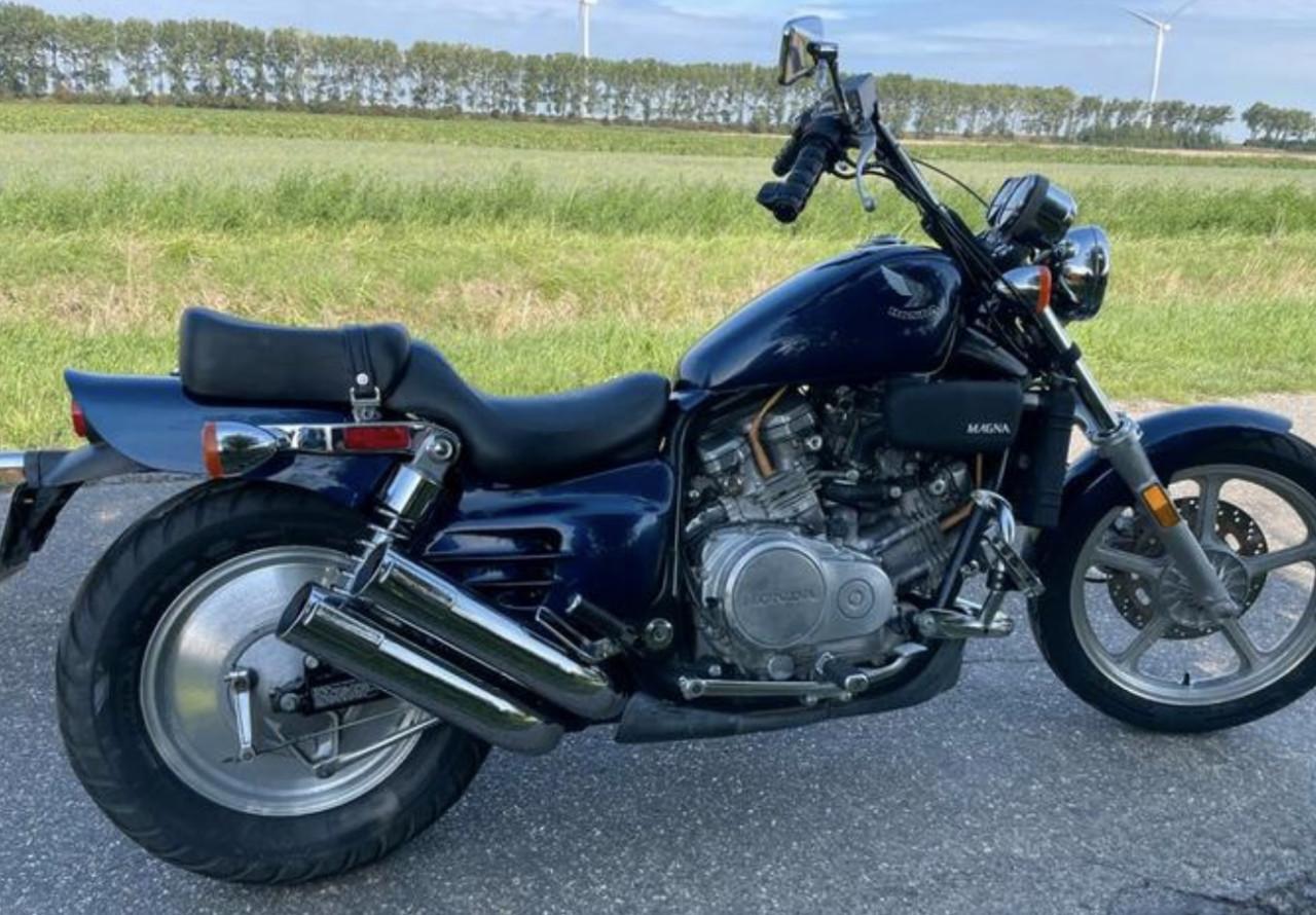 Te koop mijn  Honda VF700C, super Magna, bjr. 1990..