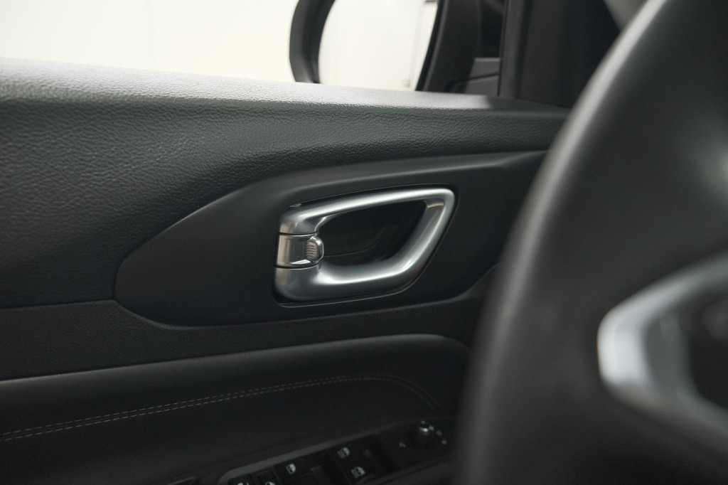 Jeep Compass 4xe 190 plug-in hybrid electric night eagle | camera | apple c