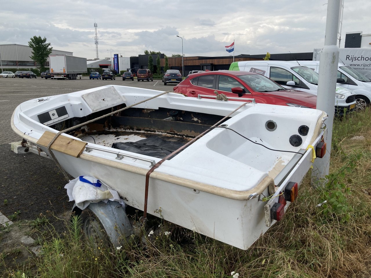 Polyester bootje met trailer zonder motor!!