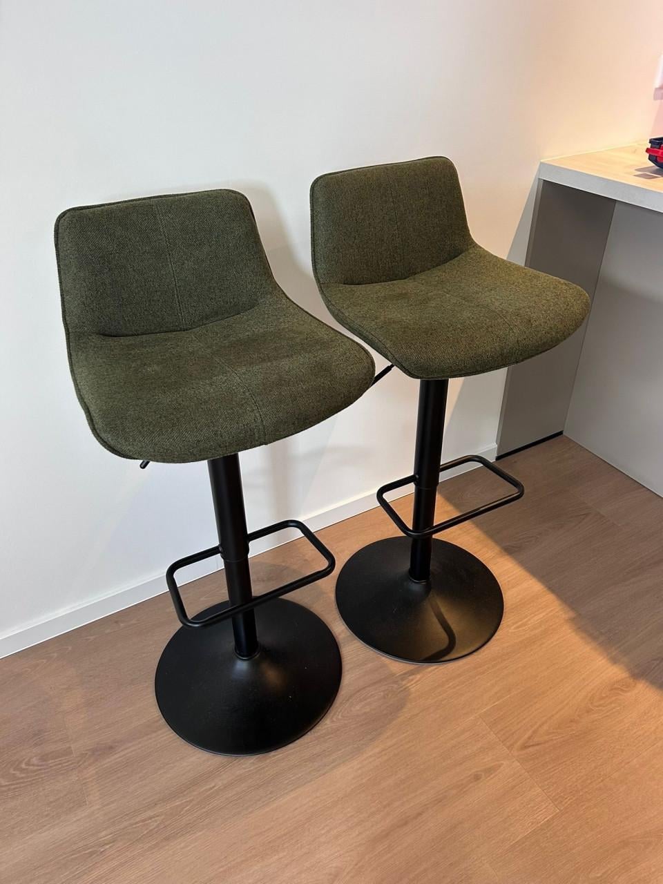 2 bar-krukken te koop groen/zwart