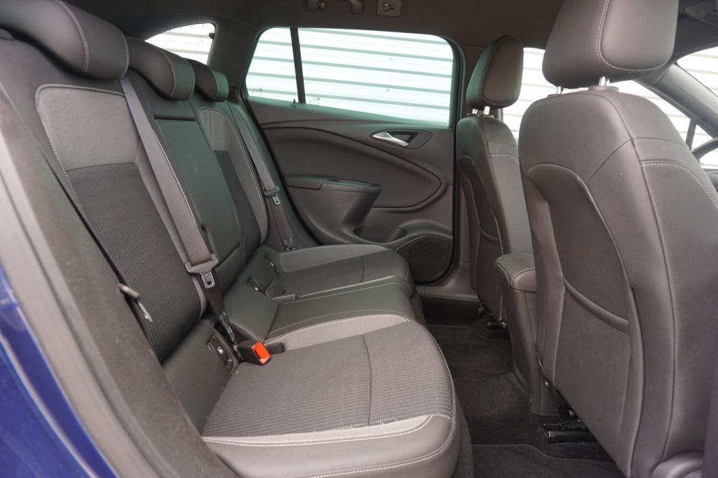 Opel Astra sports tourer 1.2 elegance airco / navi / cruise / camera / park