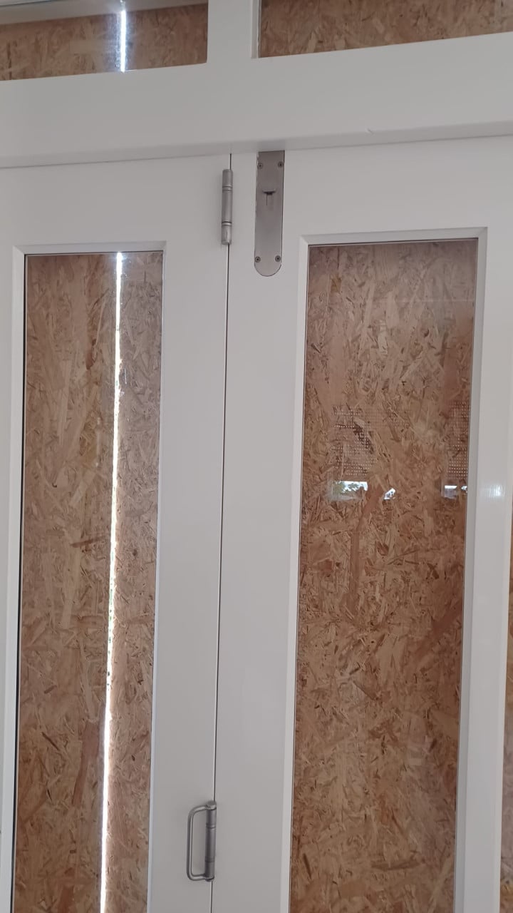 Accordeondeur gaat open van rechts naar links