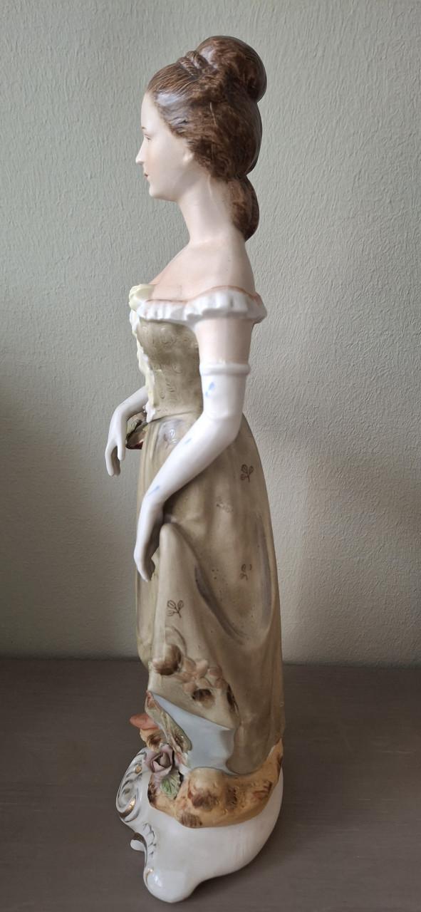 Beeldje: Vrouw met mand