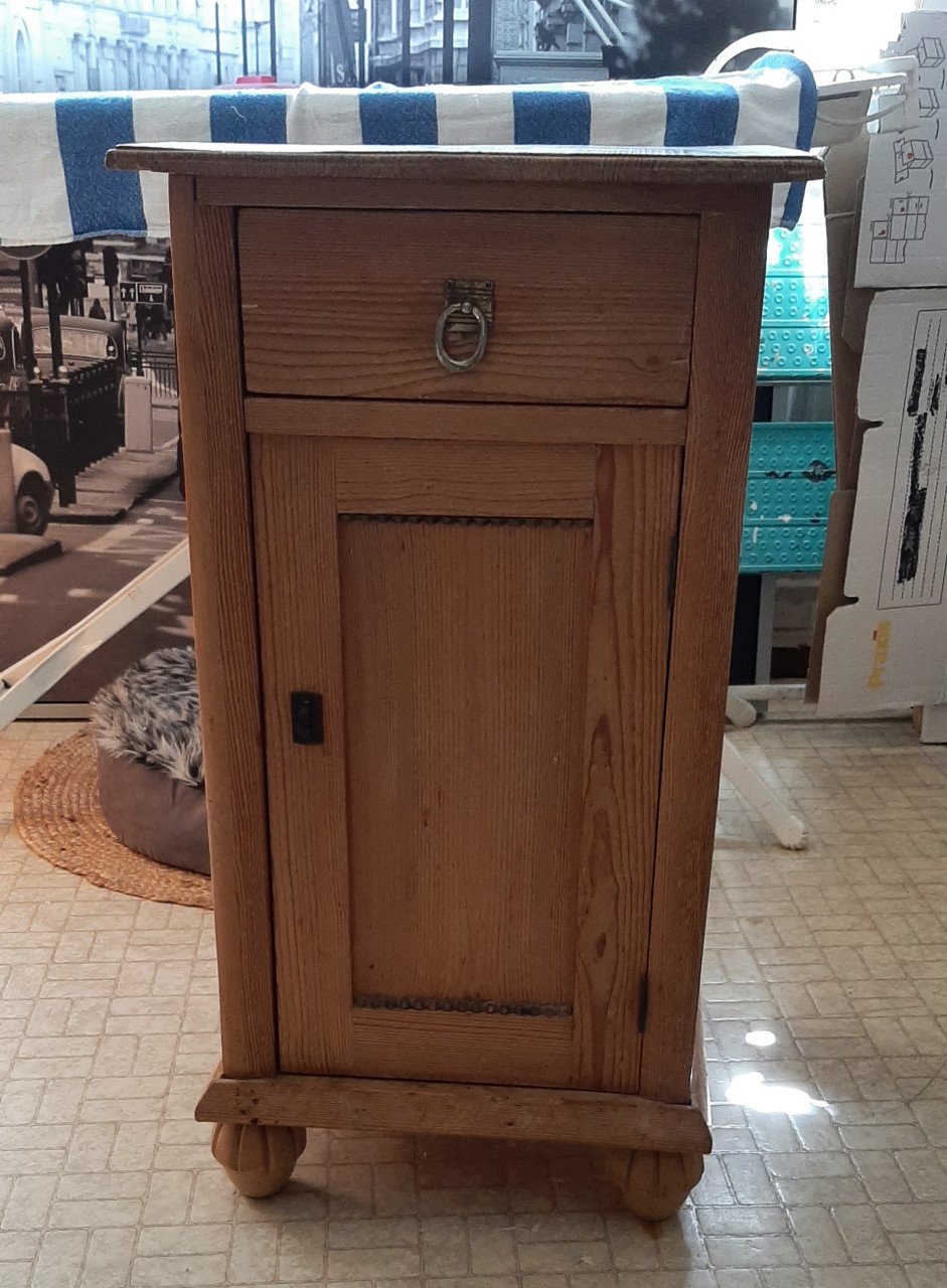 Oud grenen nachtkastje