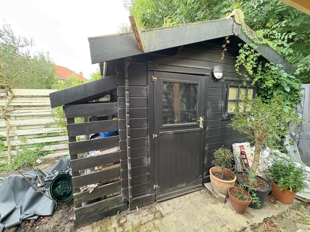 Tuinhuis/blokhut met dakpannen
