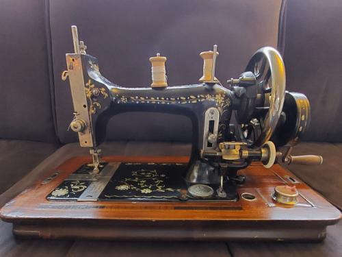 Ouderwetse decoratieve naaimachine