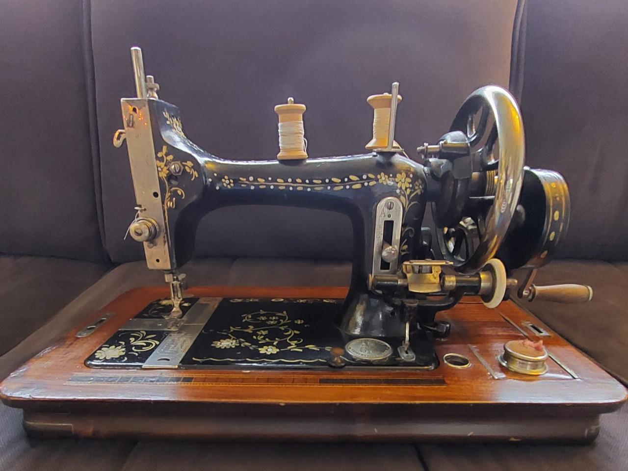 Ouderwetse decoratieve naaimachine