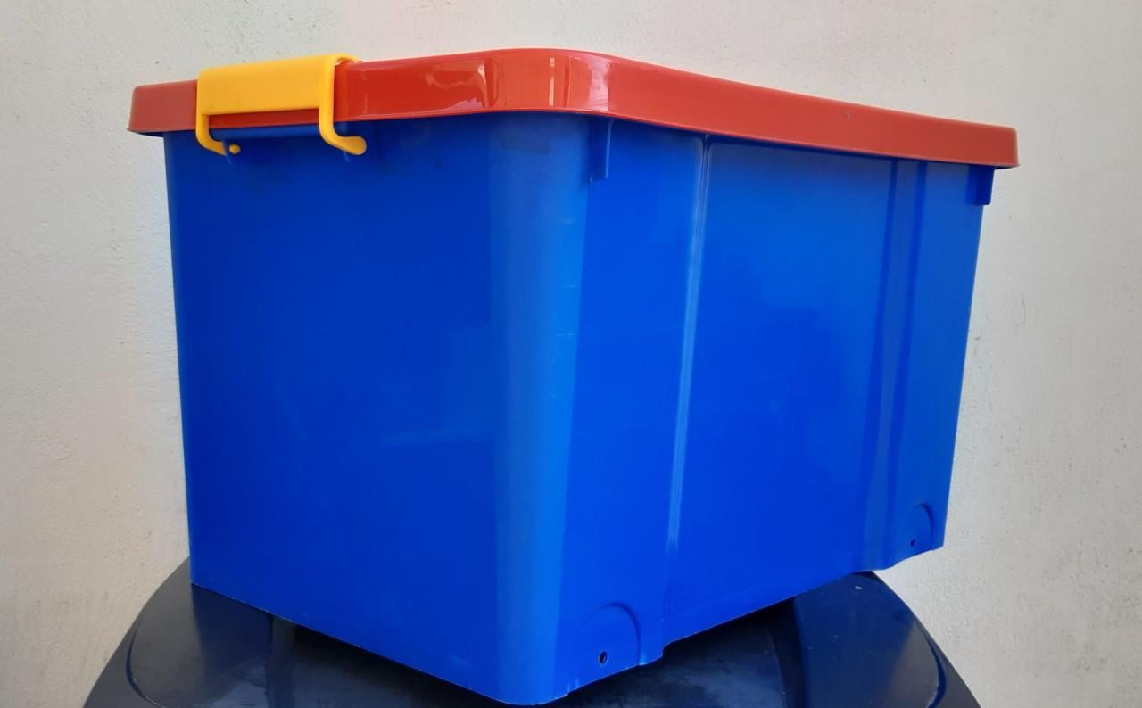 Grote opbergdoos in de vorm van een Lego steen, zonder wielen.  Afmetingen