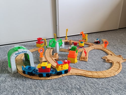 Treinset met Spoorbrug, Tunnel en Treinen  Fisher-price