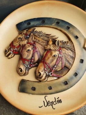 Mooi vintage spaanse paarden wandbord, heel mooi paardenbord van aardewerk