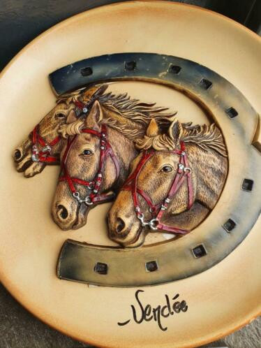 Mooi vintage spaanse paarden wandbord, heel mooi paardenbord van aardewerk