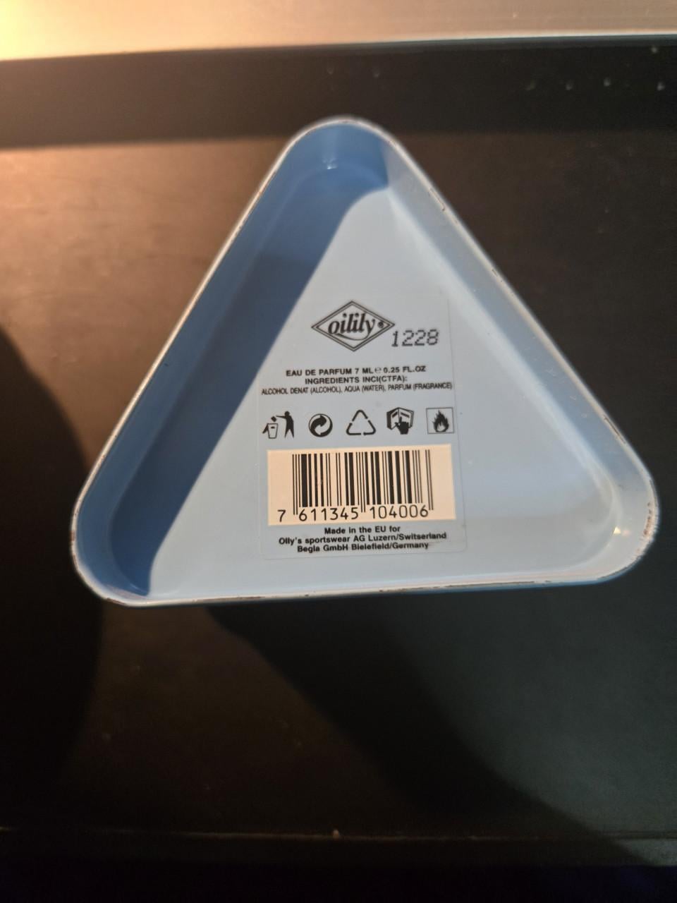 Twee kleurrijke blikken van het merk Oilily