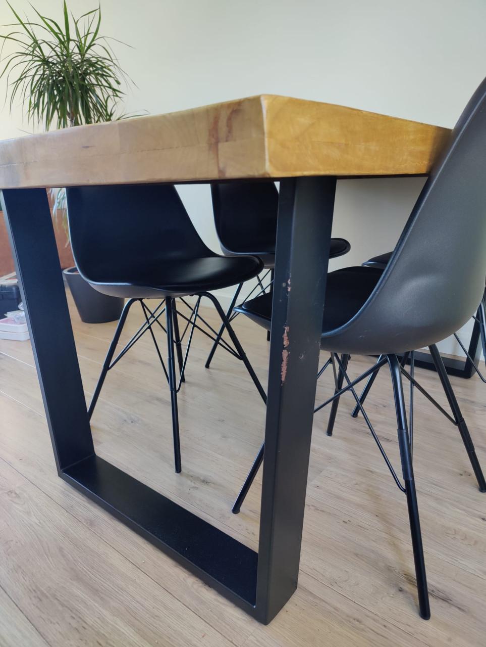Hoekbank, eettafel + stoelen, salontafeltjes, dressoir