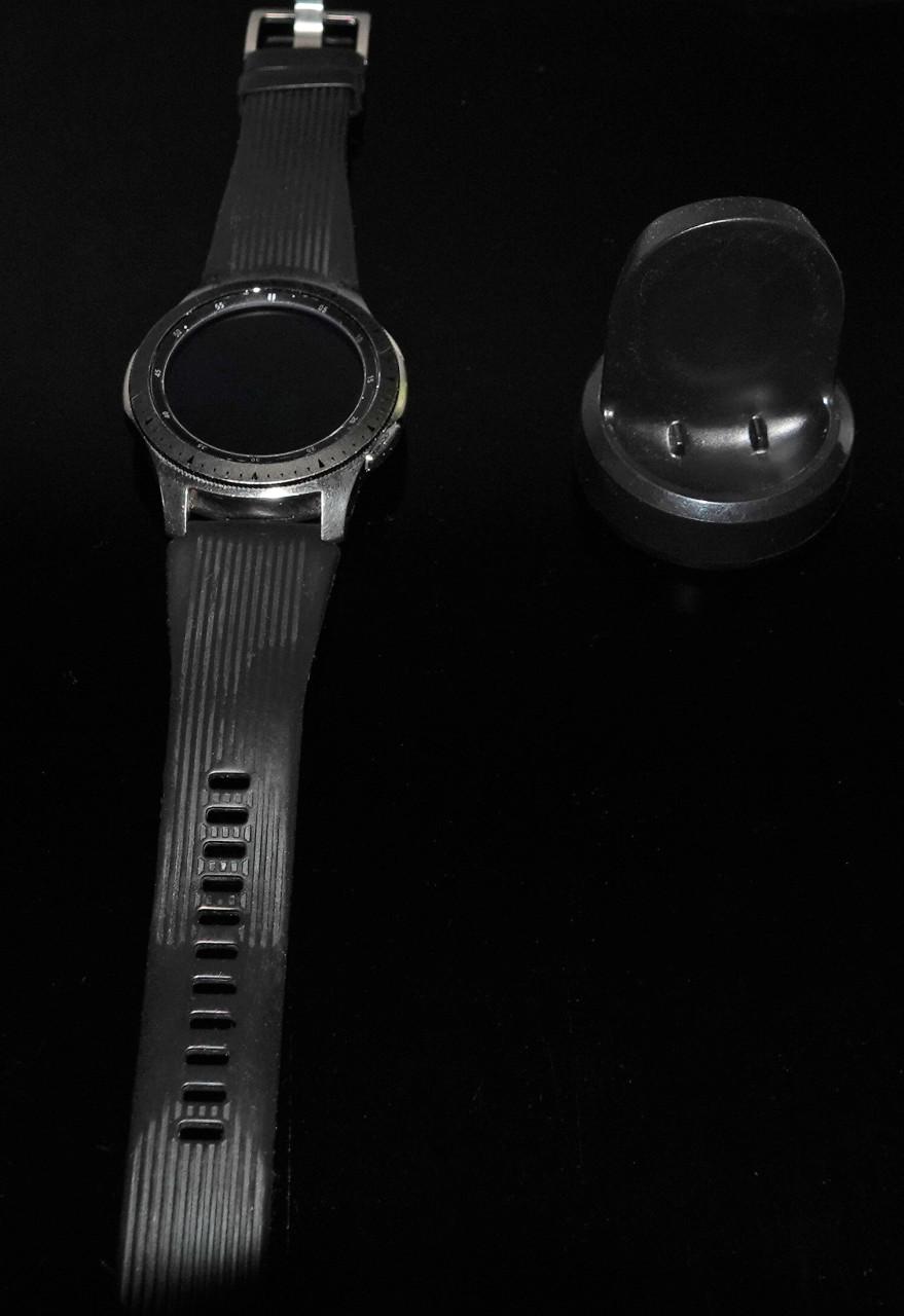 Samsung Galaxy watch (46 mm) R-800 met oplaadstandaard