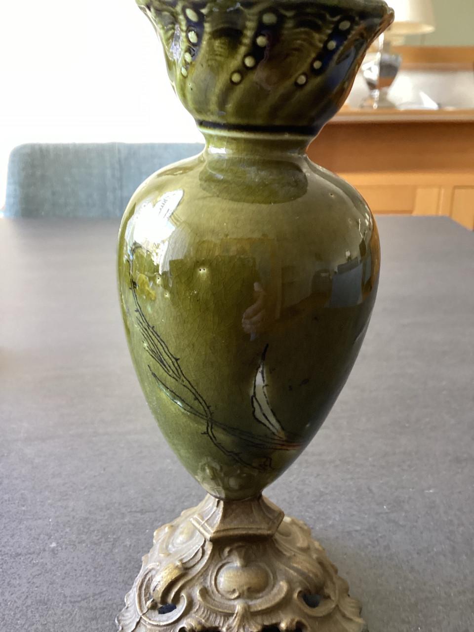 Aardewerken vaasjes met motief. Art-Nouveau-stijl.  2 x.