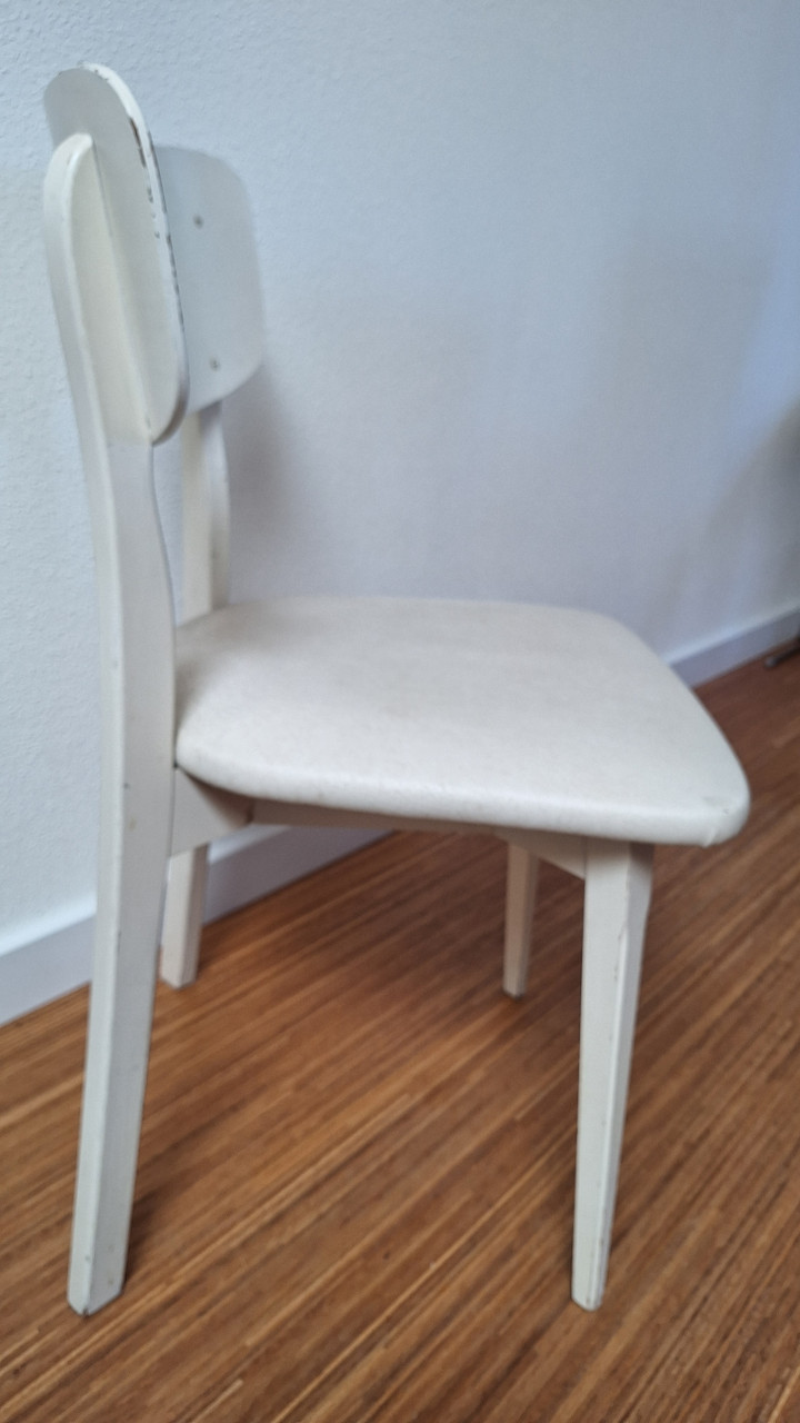 Witte houten eetkamerstoel