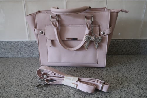Dames handtas (28 X 24 cm) z.g.a.n. de schouderband is nooit gebruikt €10,-