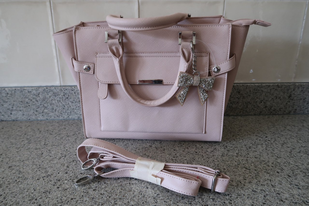 Dames handtas (28 X 24 cm) z.g.a.n. de schouderband is nooit gebruikt €10,-