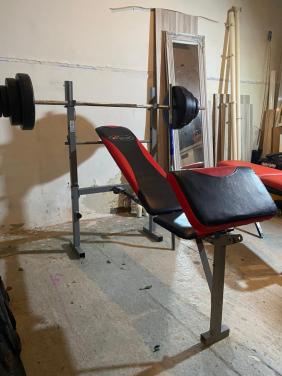 Set baknje met gewichten en 2 barbells + gratis row machine en extra bankje