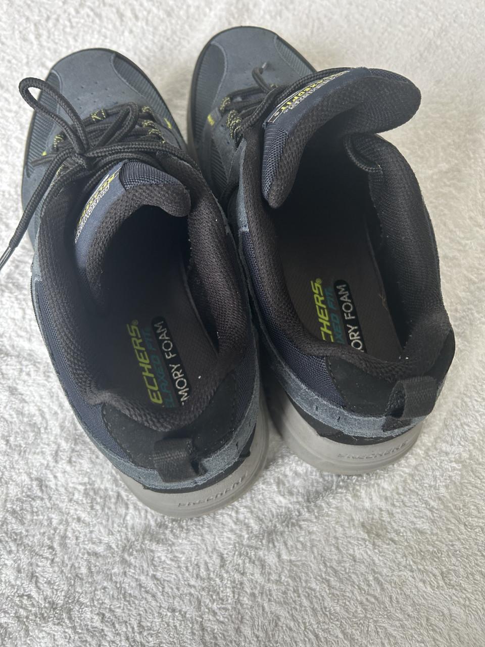 Paar echte sneakers en paar modieuze schoenen