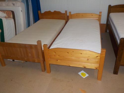 Massief grenen ledikant 200 x 90 cm met eenvoudige bodem + matras