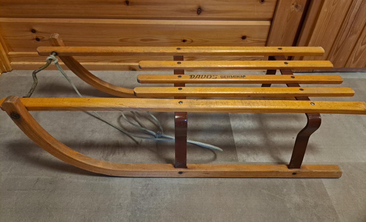 Oerdegelijke houten slede merk Davos