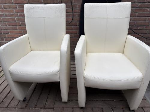 Twee eetkamerstoelen op wieltjes