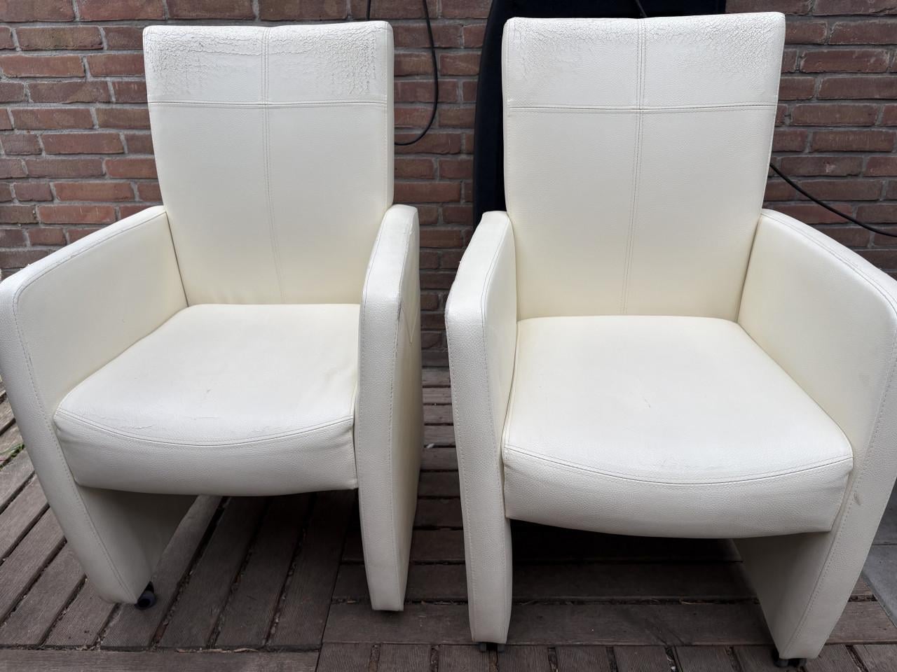 Twee eetkamerstoelen op wieltjes