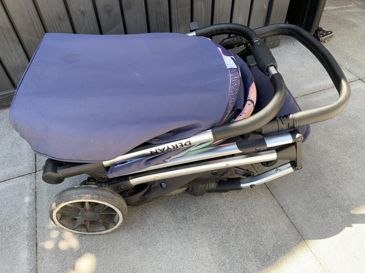 Deryan buggy, met regenhoes