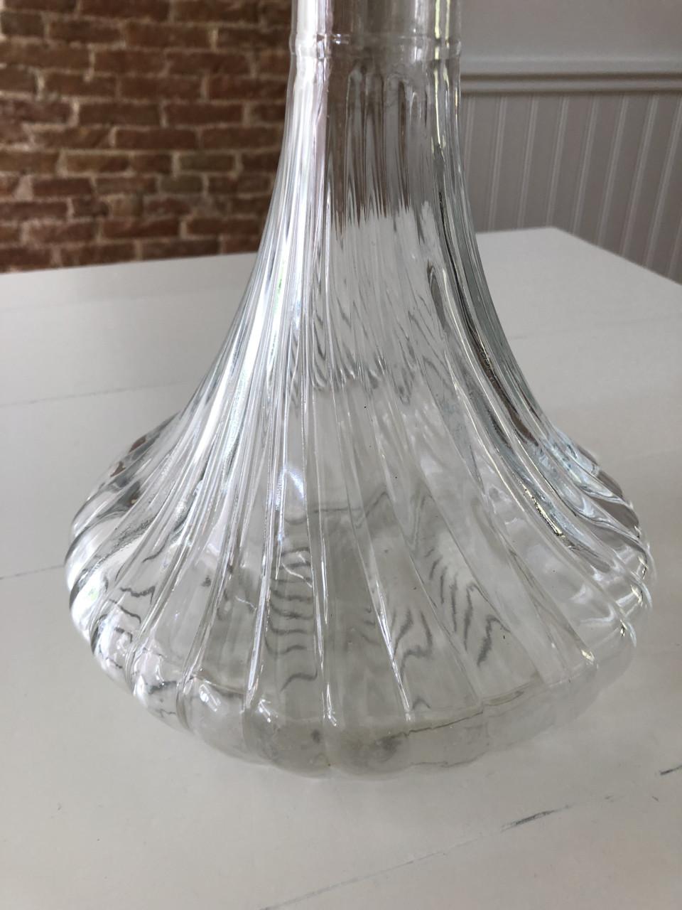 Mooie brocante drank karaf van gedraaid geperst glas