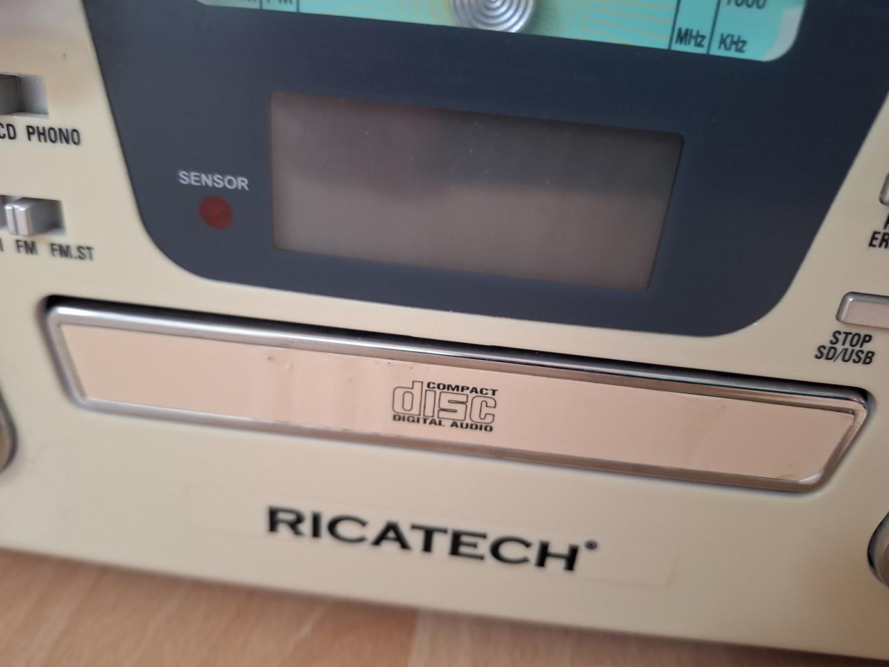 Radio met platenspeler en cd speler ineen.