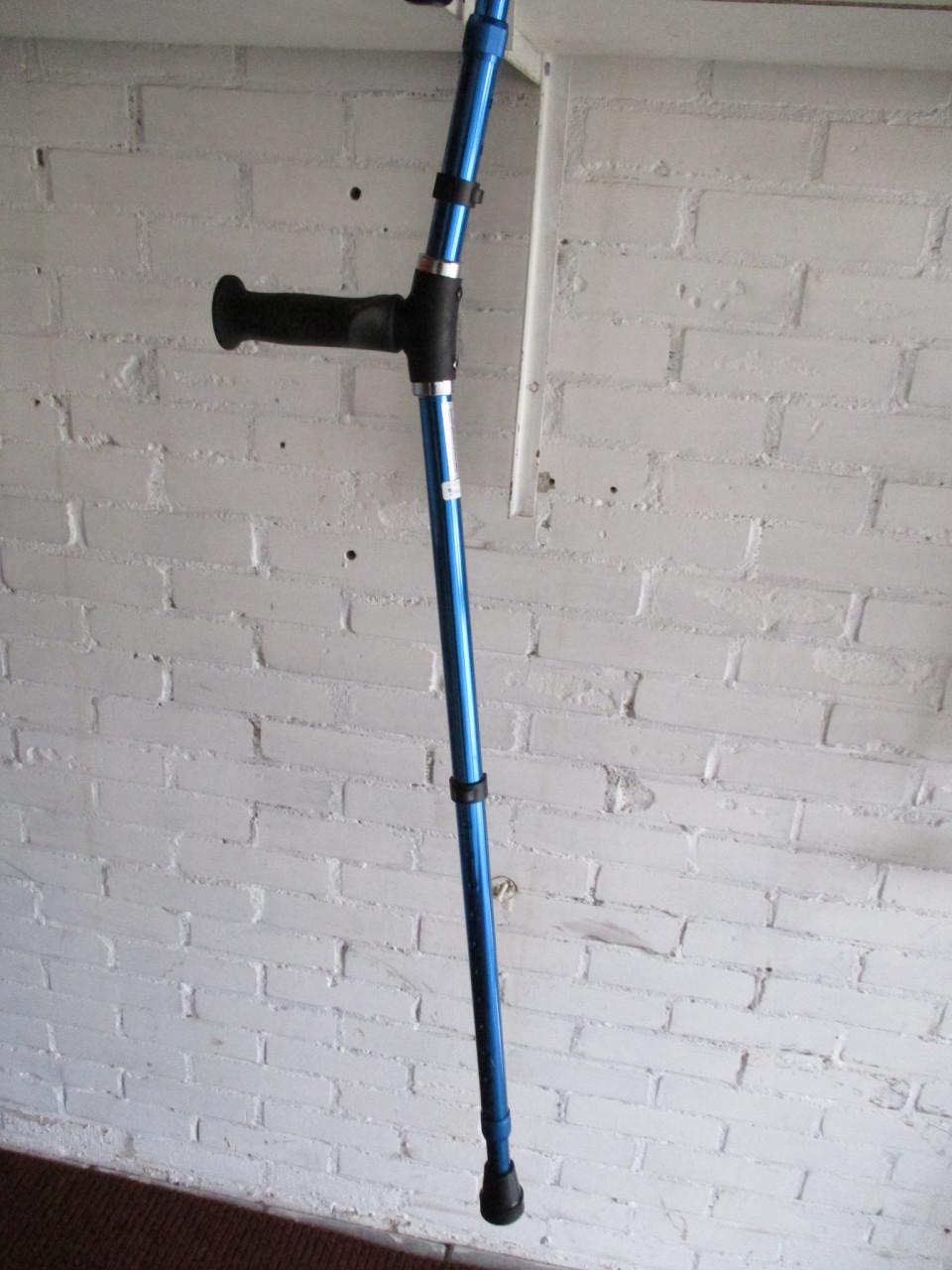 Stel zgan elleboogkrukken in lengte instelbaar .