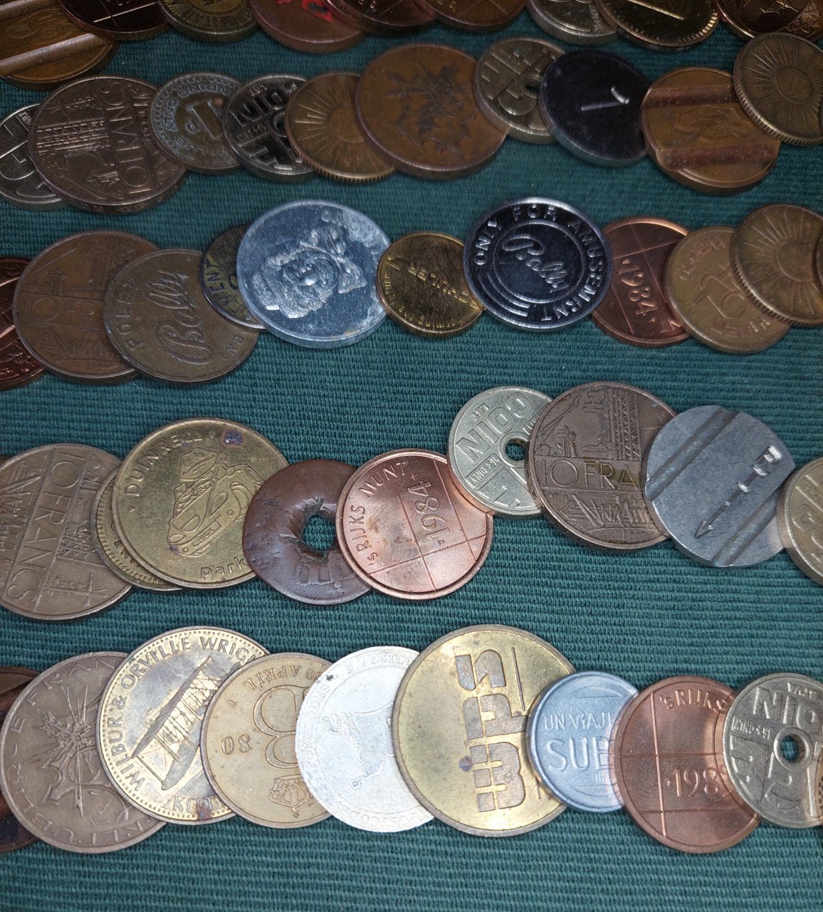Verzameling tokens. 98 stuks.