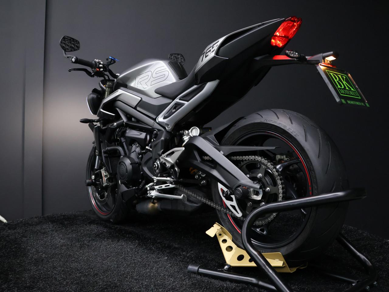 STREET TRIPLE RS | Silver ice