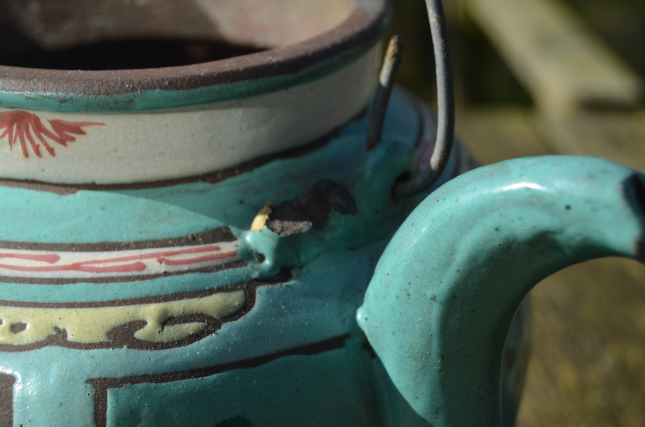 Chinese theepot, metaal met de een of andere sierlaag?