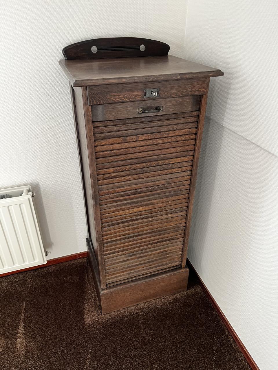 Antiek roldeur kastje