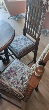 4 Spaanse stoelen met ronde tafel