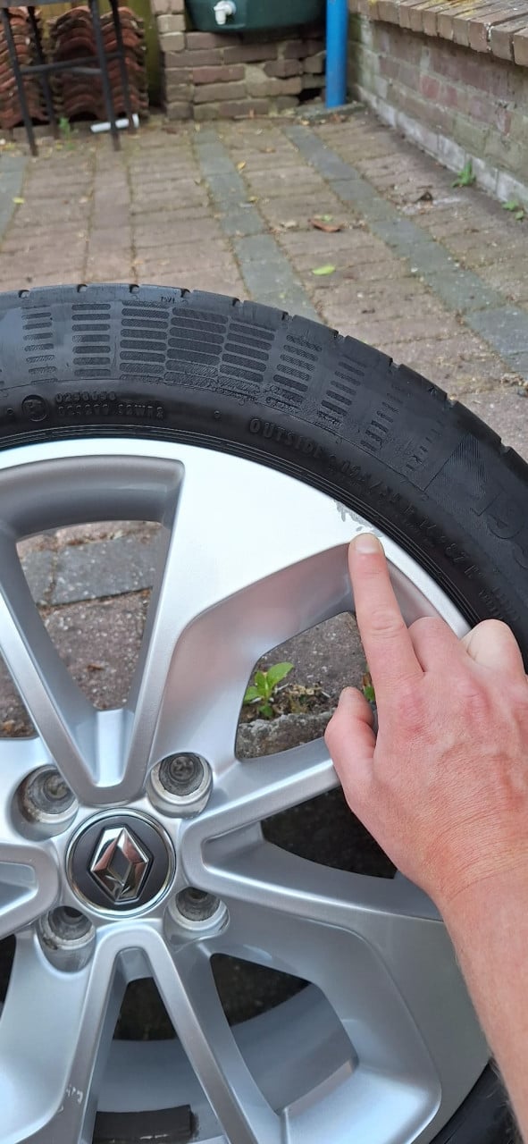 Originele 16'' Renault Clio velgen + A merk zomerbanden